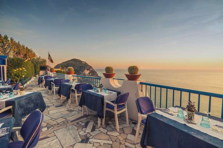 LE BAR ET LA TERRASSE